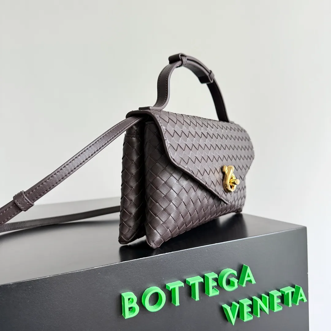 Batch 1660 BOTTEGA VENETA 2025 new product KNOT LOCK crossbody bag subverts the rigid lines of traditional tote bags, using drapey leather to create a three-dimensional silhouette that breathes. It has compartments and multiple card slots inside, making it a versatile commuter bag that can be used in various occasions. The details are full of exquisiteness, the casual retro color tone, and the upper body are full of elegance. Whether you are commuting or going out on the street, you can easily hold it. The two carrying methods of hand-carrying and long shoulder strap are very practical! At the same time, the shoulder strap is detachable, suitable for various dressing styles~ Whether it is a dinner party or daily commuting, it can be easily controlled and becomes your versatile tool❤️ Style number: 817191 Size: 25*16*5.5cm